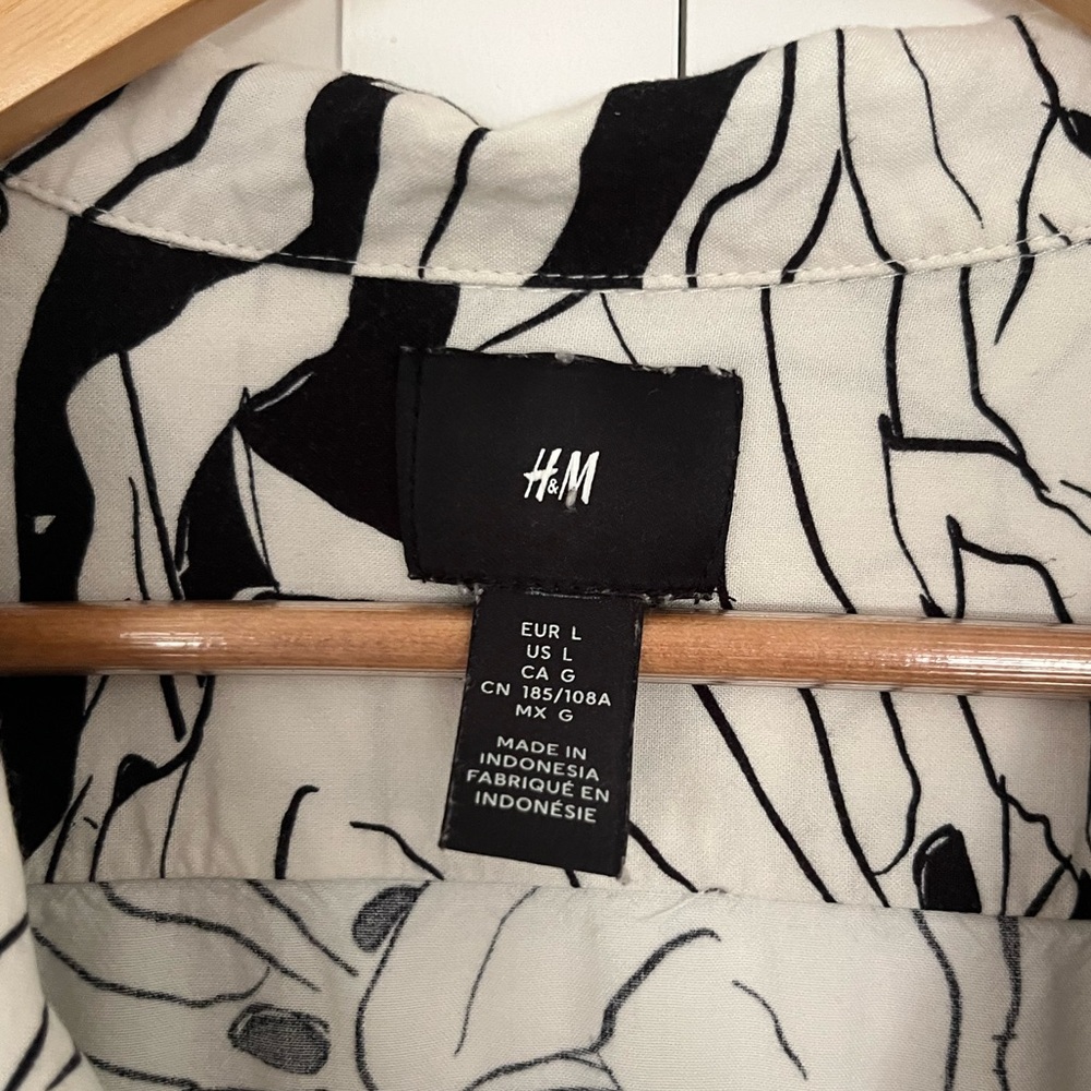 🌿H&M Abstract Button Up - Picture 4 of 4